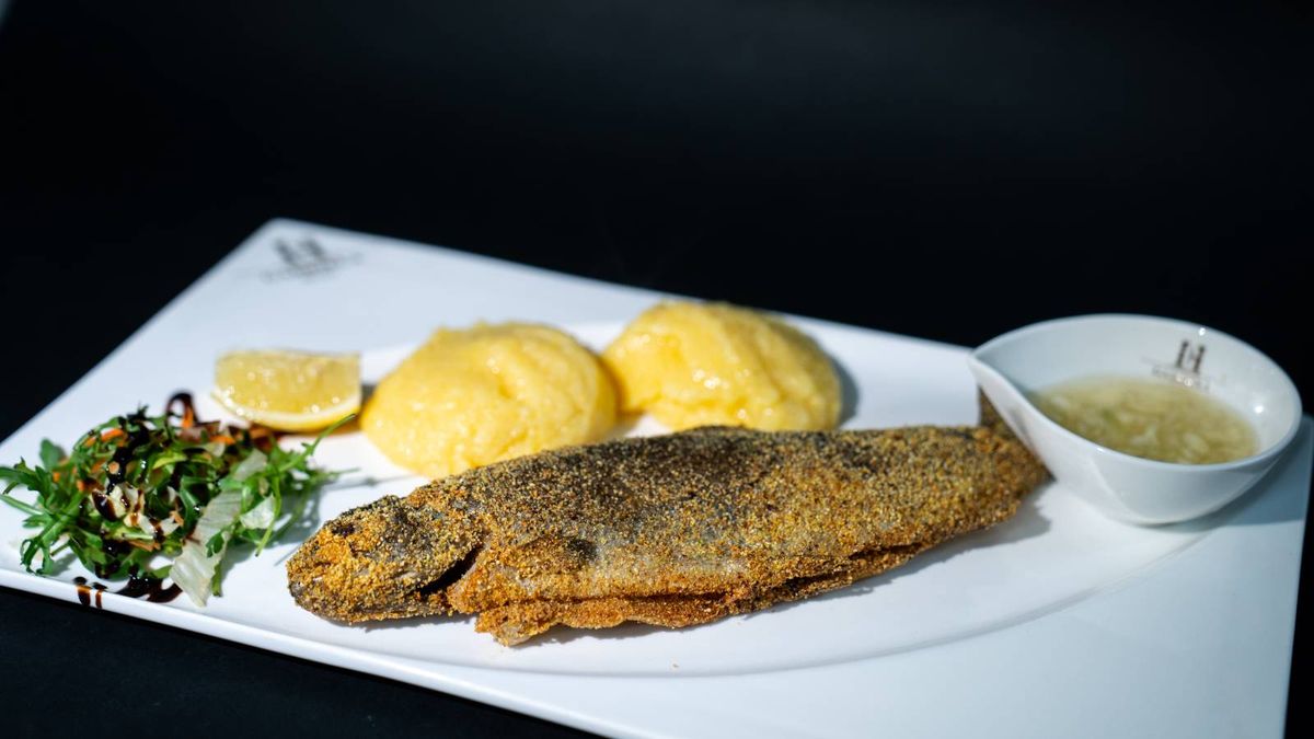 Păstrăv în Crustă de Malai cu Mămăligă și Usturoi