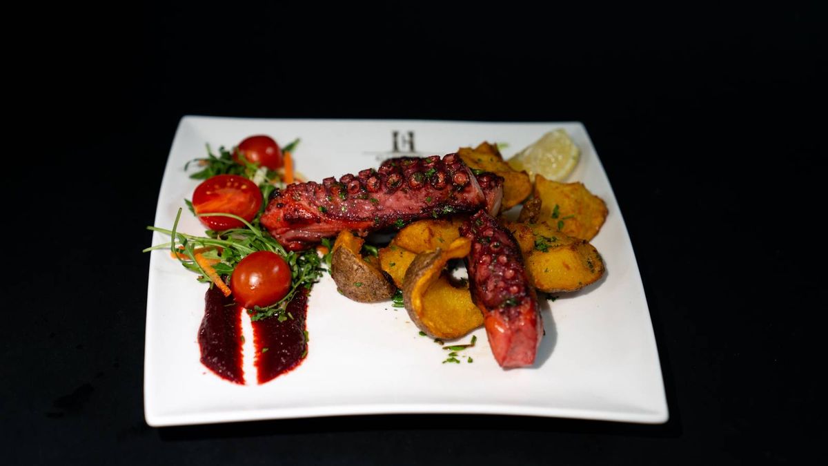 Tentacule de Caracatiță cu Cartofi în Coajă Zdrobiți și Rondele cu Ceapă Verde