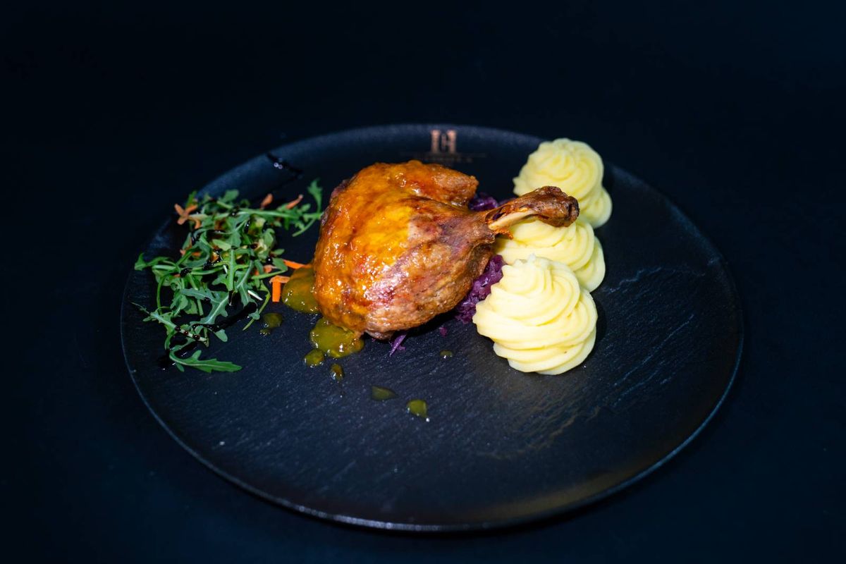 Pulpă de Rață Confiată pe pat de varză roșie călită , piure de cartofi și sos de portocale 