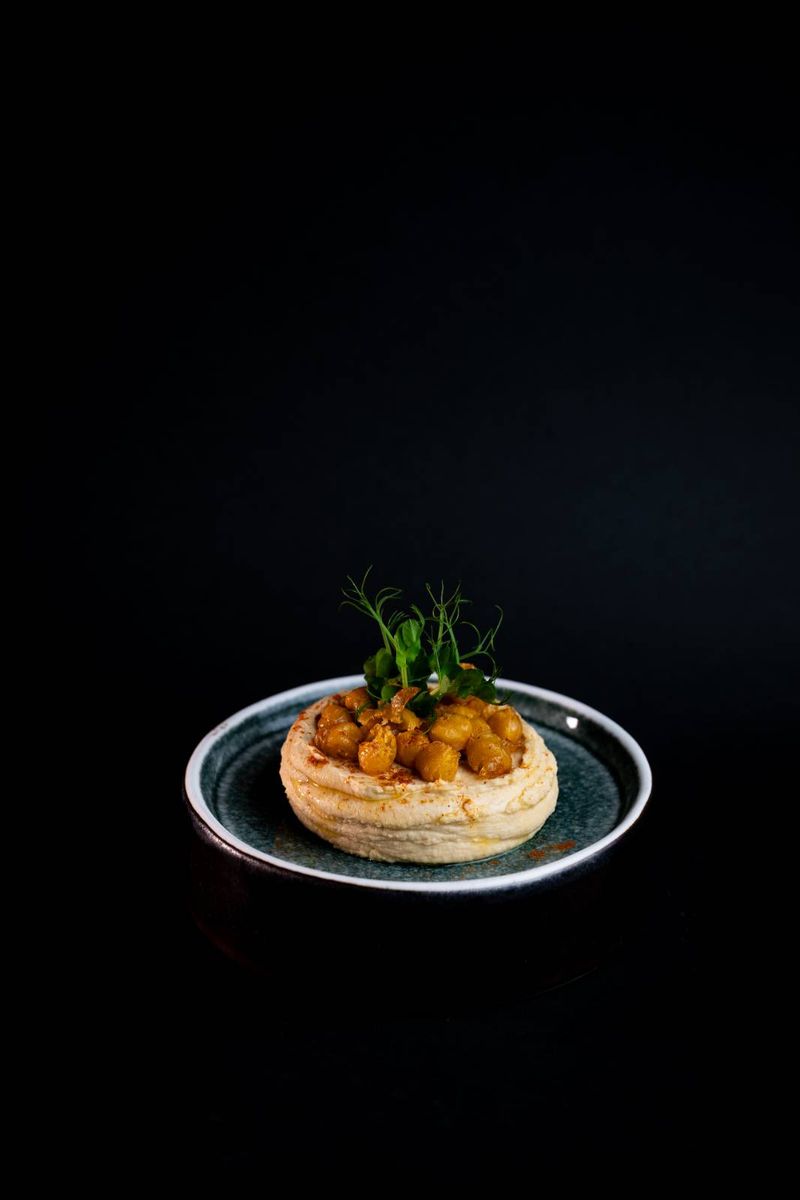 Humus oriental cu Ceapă Călită și Baghetă cu usturoi , unt și pătrunjel