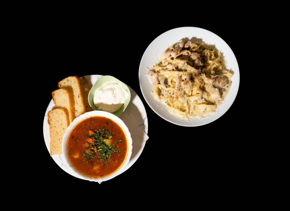 Marți Supă gulaș cu vită & Paste tagliatelle Alfredo