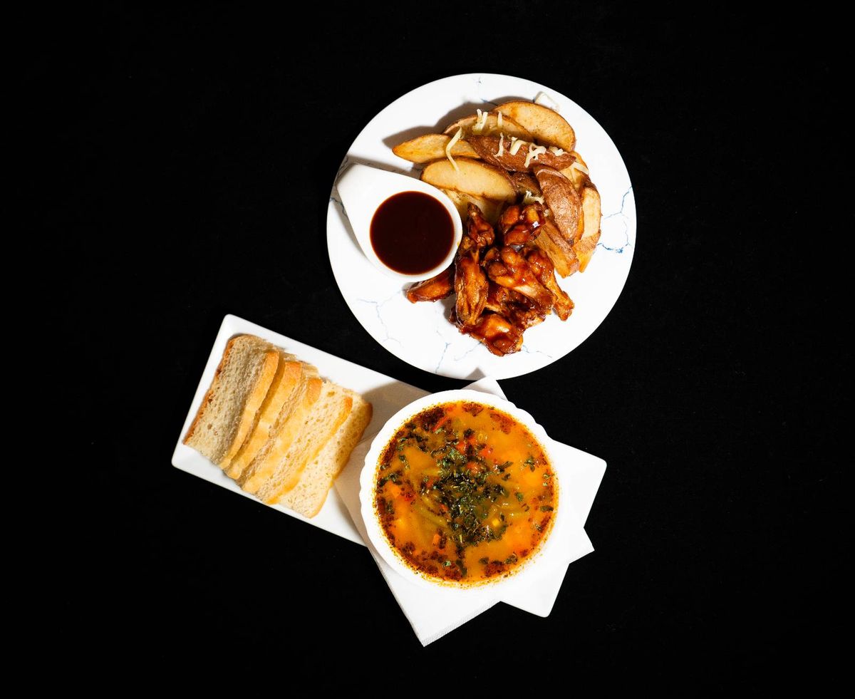 Ciorbă de fasole verde pâine & Aripioare Buffalo cu cartofi wedges & sos Bbq