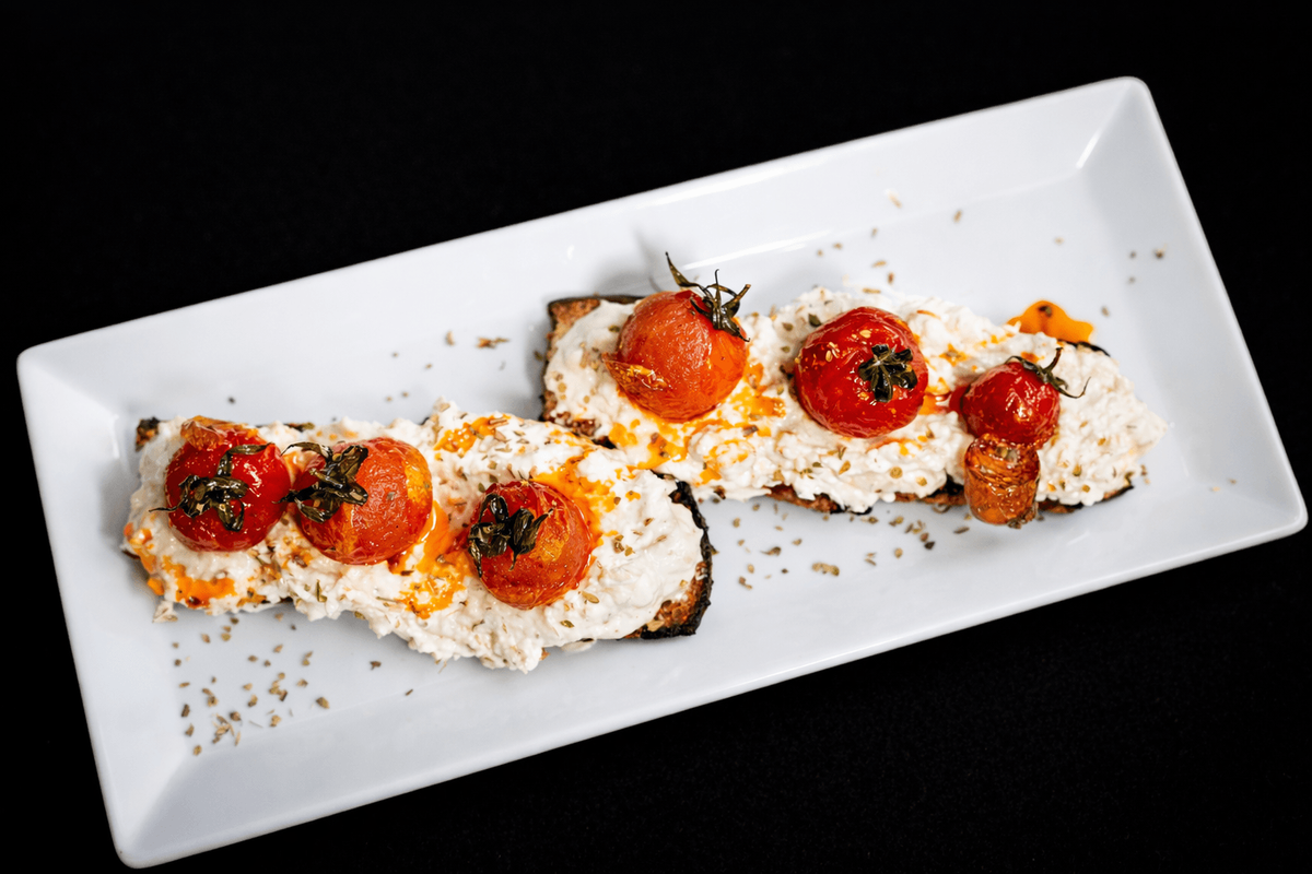 Bruschette cu Roșii Coapte și Cremă de Brânză