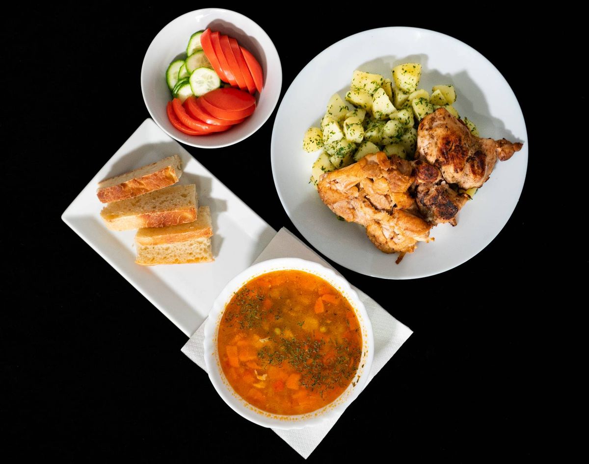 Joi/Supă de mazăre cu pui & pulpă de pui & wedges & murături 