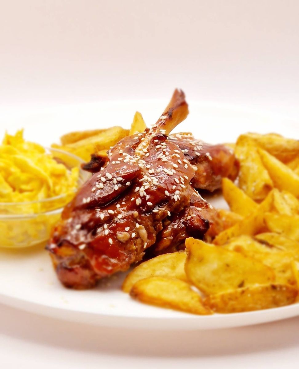 Aripioare de Porc cu Cartofi Wadges si castraveți în otet 