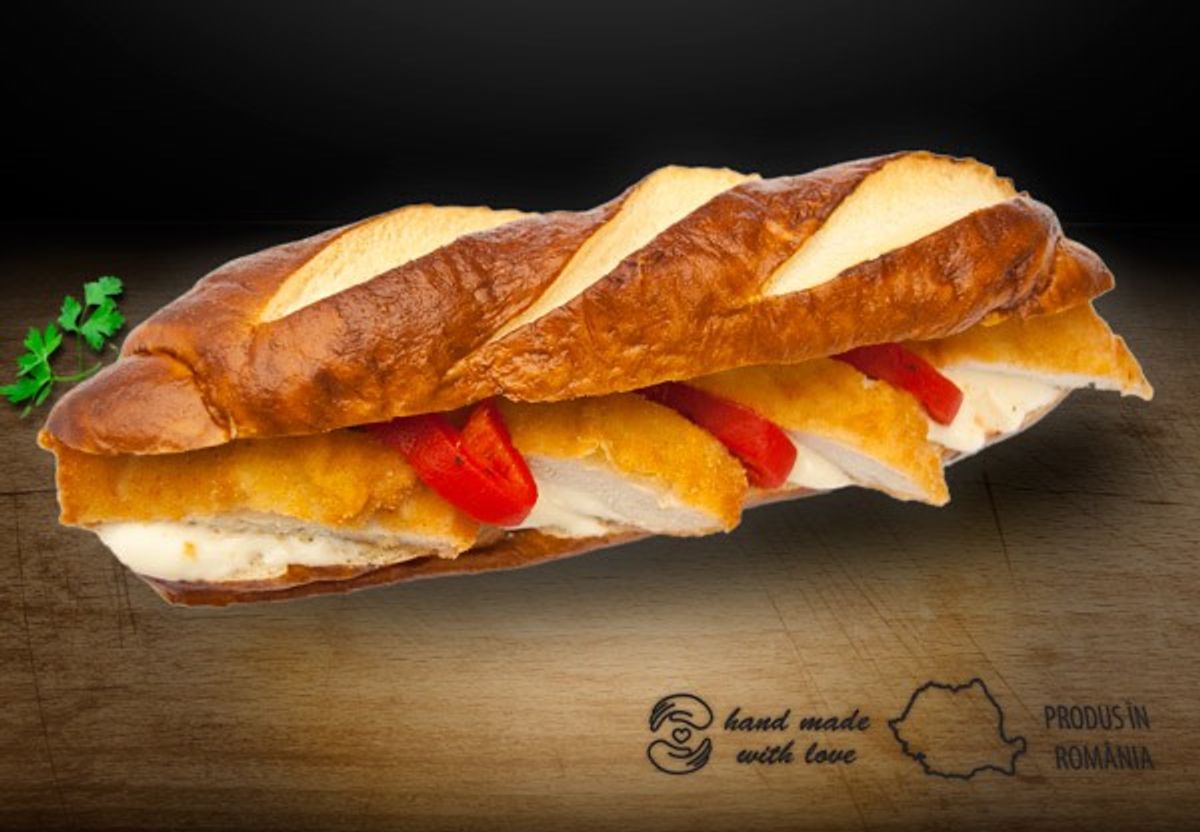 Sandwich cu Snițel Vienez și Ardei Copt