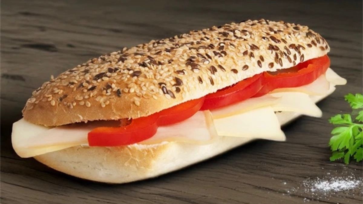 Sandwich cu Șuncă de Curcan și Cașcaval Afumat