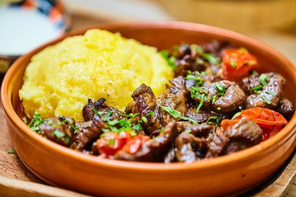 Pastrama de Oaie la Tigaie cu mămăliguță 