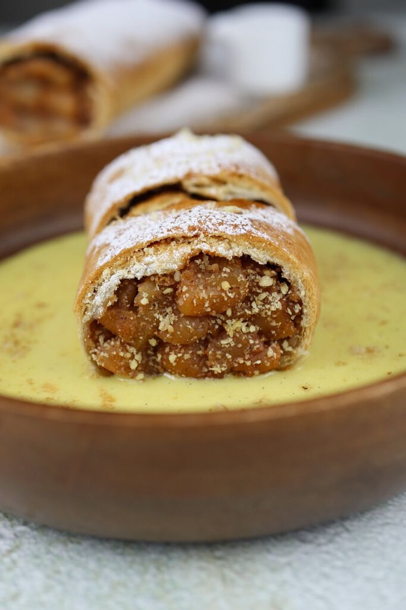 Strudel cu Mere si Sos Caramel