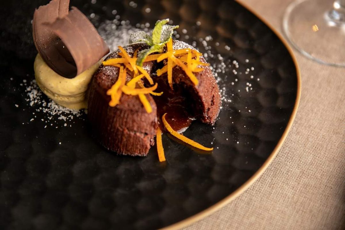Lava Cake din ciocolată Belgiană și înghețată de vanilie