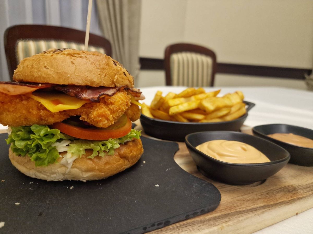  Smoky Chicken Sriracha Burger & Cartofi Prajiti