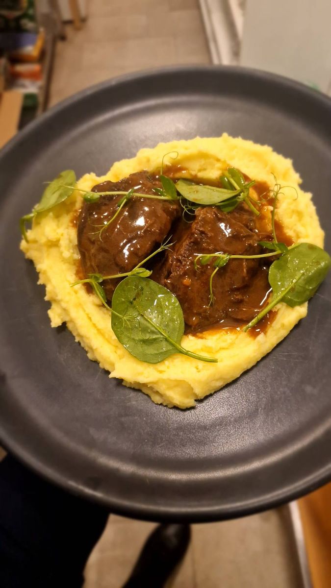 Obrajori de Vita Slow Cooked, Sos Brun si Cartofi Piure