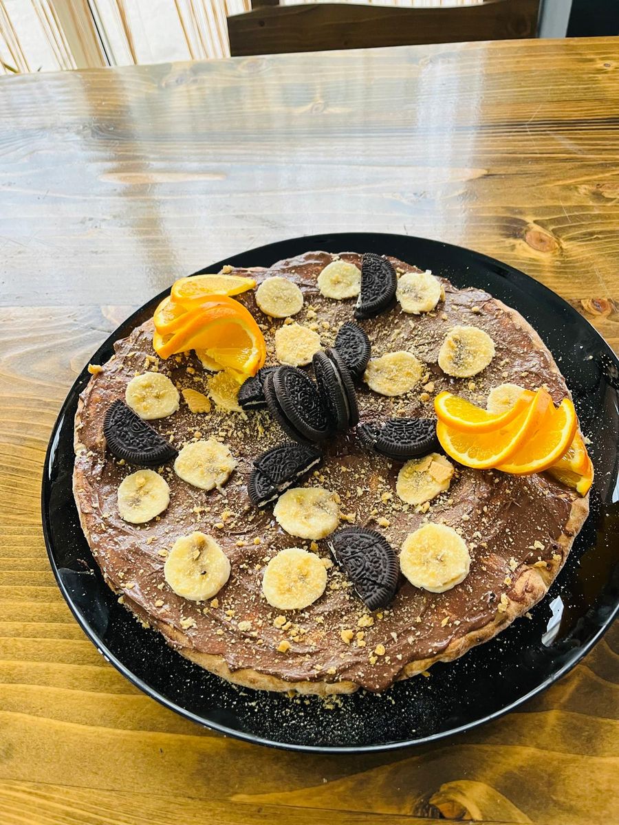 Pizza Dulce cu Nutela Banane si Biscuiti
