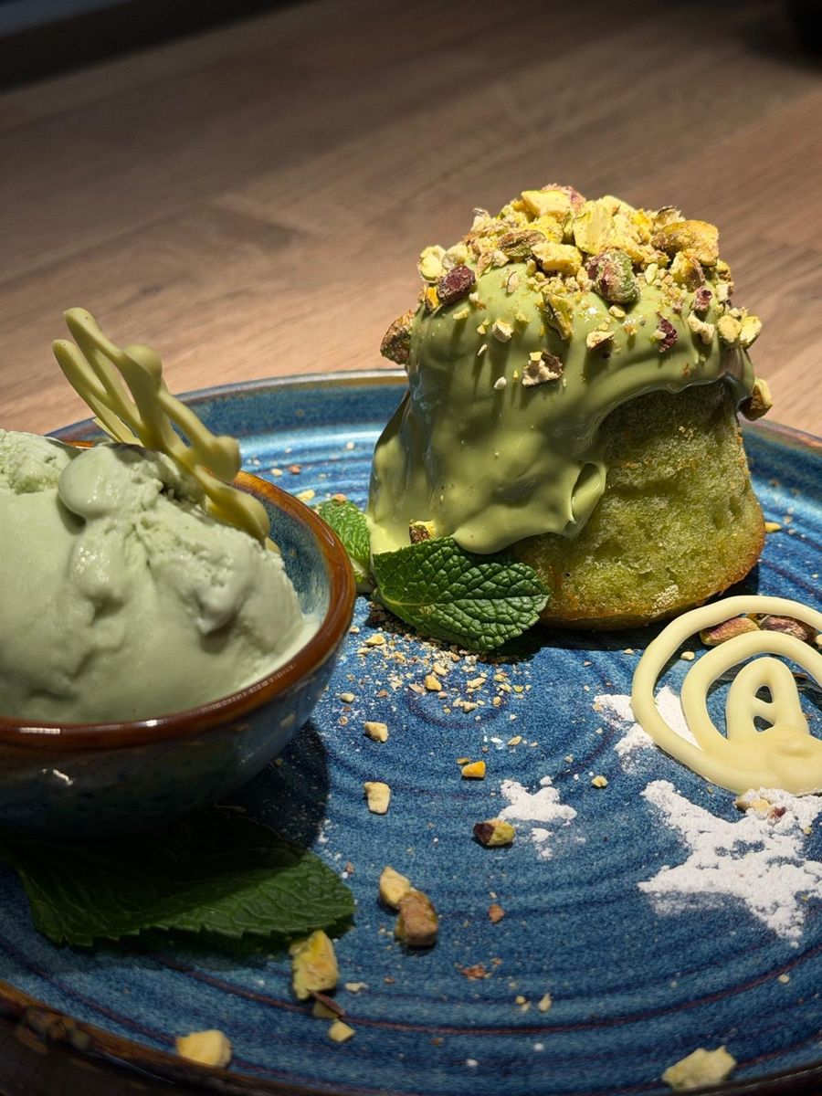 Lava Cake cu Fistic si Înghețată