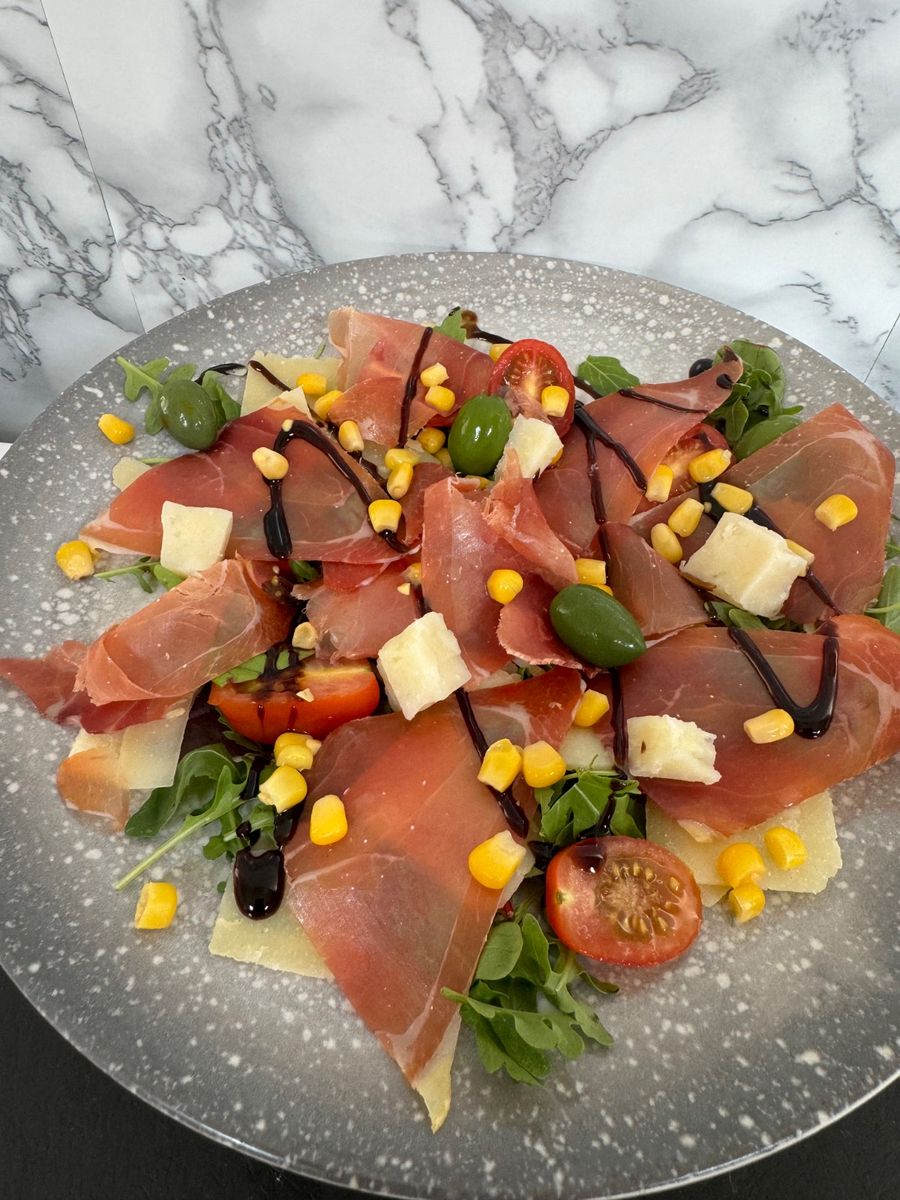 Salată cu Jamon -Arome Noi și Combinații Delicioase! O Salată Răcoritoare și Hrănitoare, perfectă Pentru Zilele de Vară.