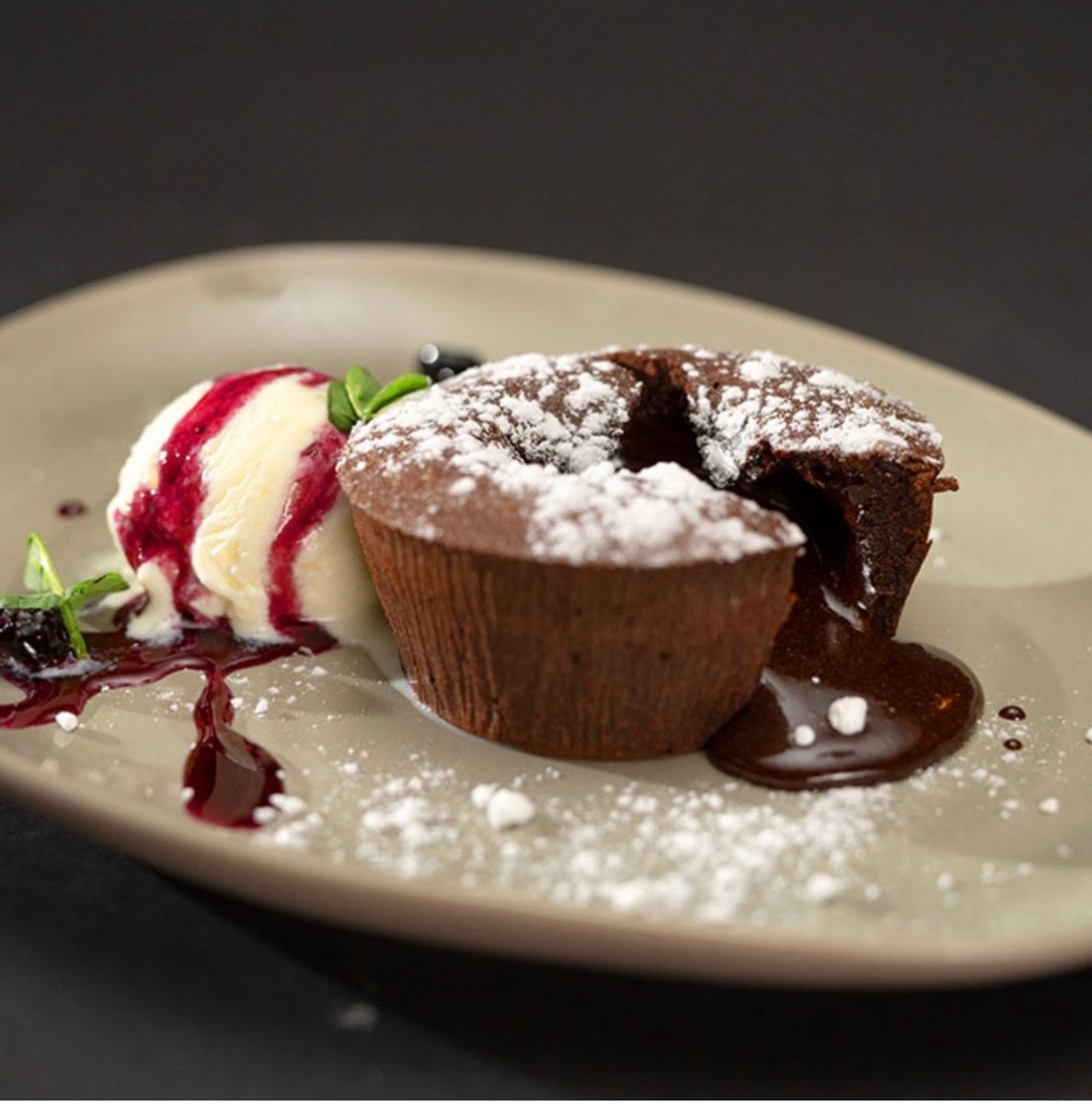 Lava Cake cu Înghețată de Vanilie 