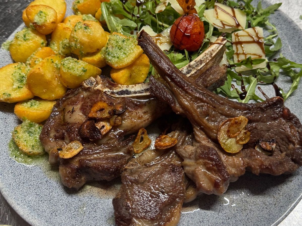 Cotlete de Berbecuț  la tigaie cu usturoi 