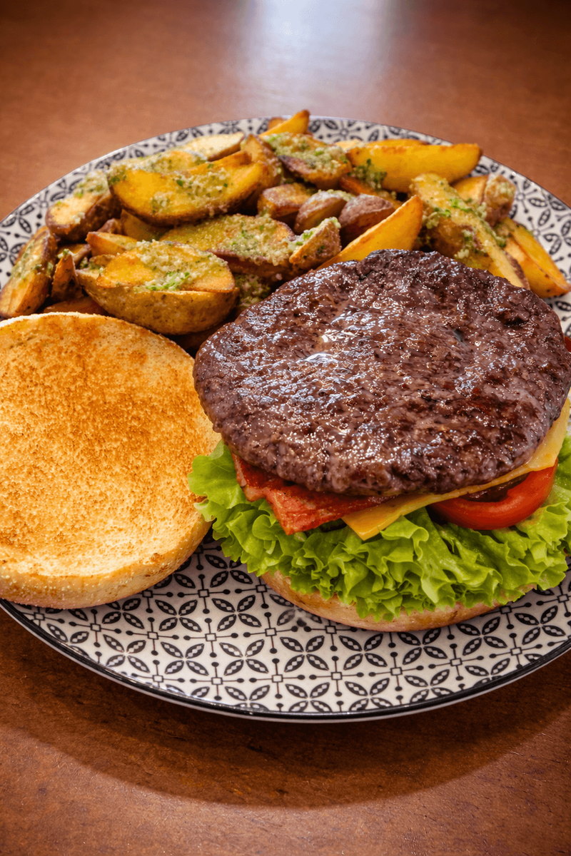  Burger de Vită Black Angus cu Cartofi la Nașu 