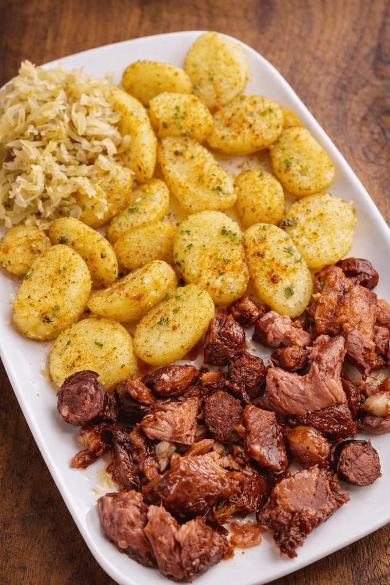 Tochitură de Porc cu Cârnați și Cartofi Țărănești 