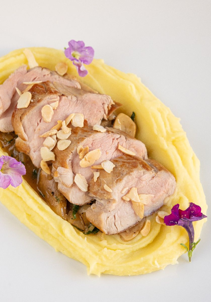 Muschiulet Fraged de Porc cu Piure de Cartofi, Sos de Hribi si Fulgi de Migdale