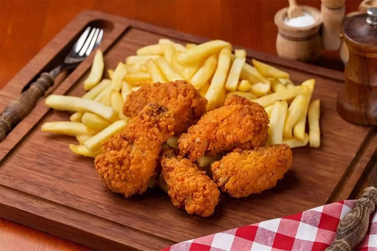 Aripioare Pui cu Cartofi Prajiti