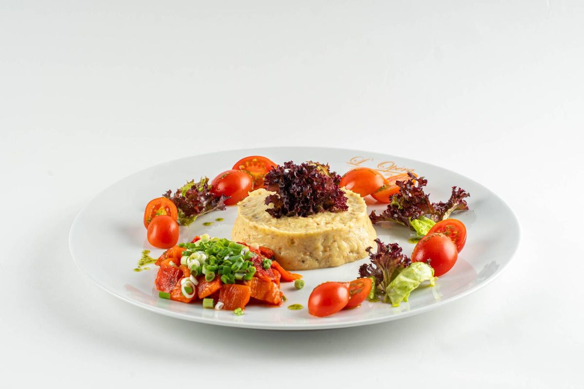 Salată de vinete cu ardei copți și roșii cherry 