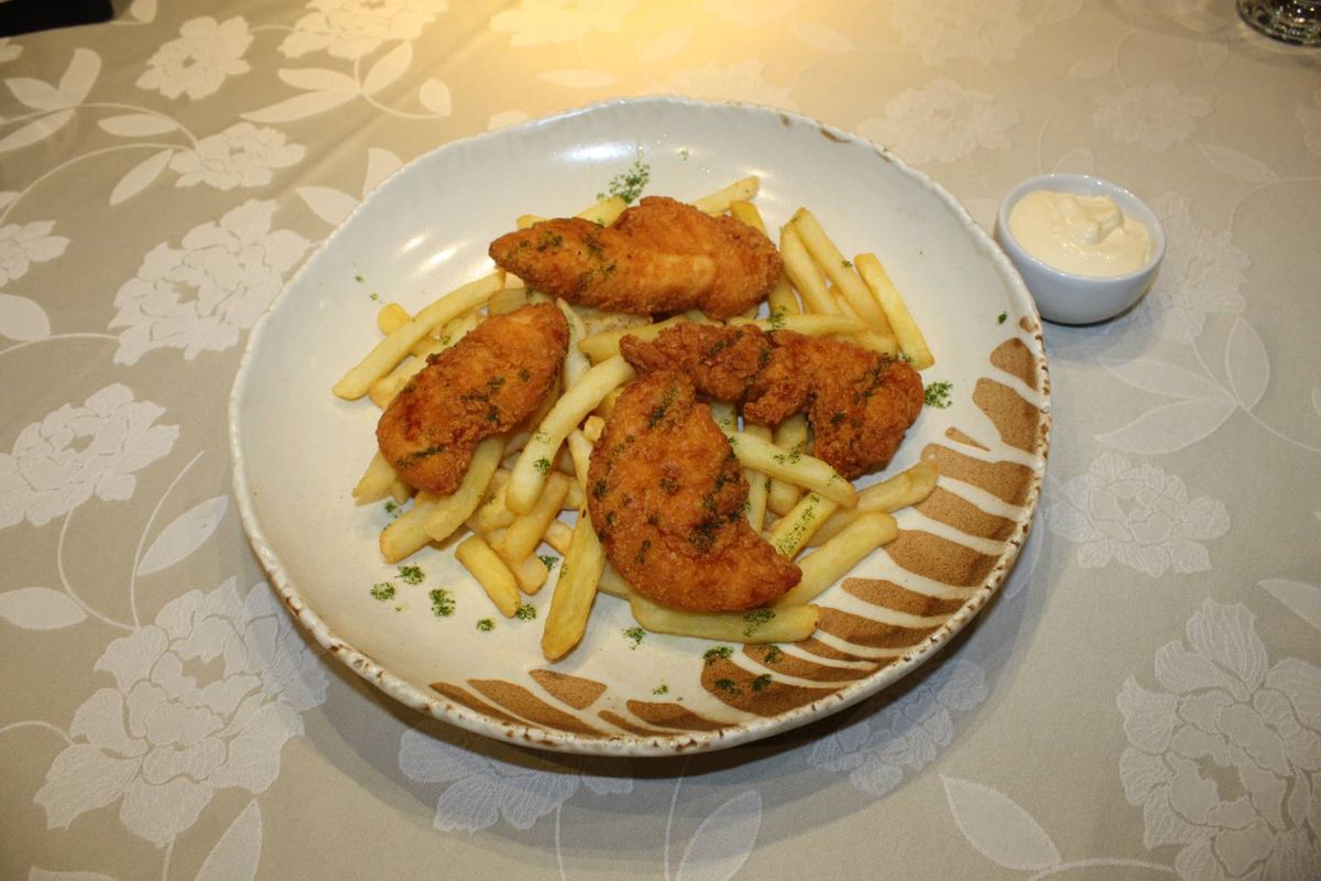 Crispy de Pui cu Cartofi Prajiti si Sos de Maioneza cu Usturoi