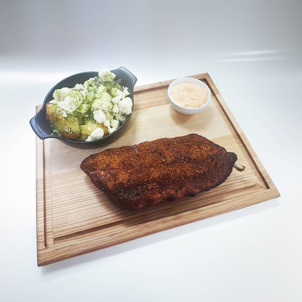 Coaste de porc cu cartof zdrobit și sos de iaurt cu sriracha