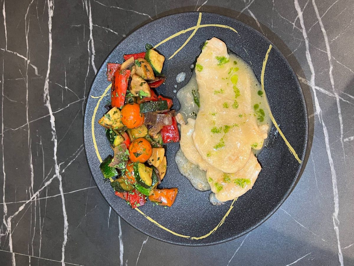 Scaloppine Al Limone / Piept de pui cu sos de lamaie si legume la tigaie