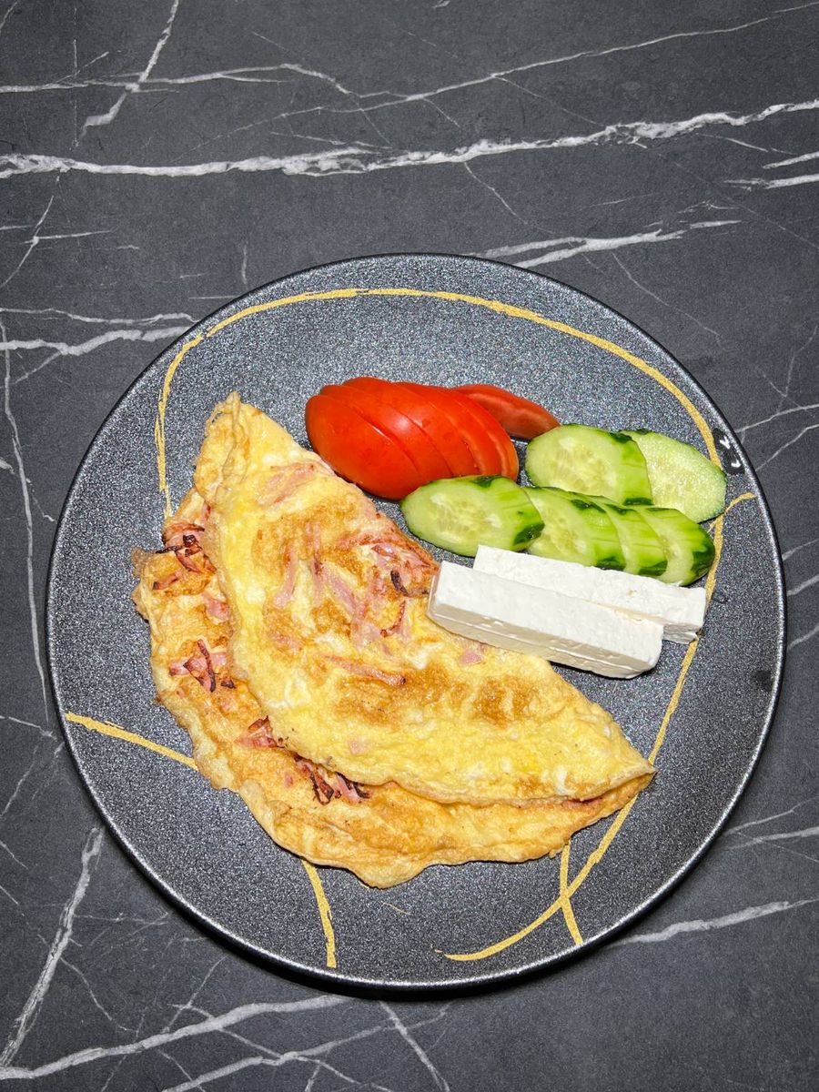 Omleta cu Sunca Rosii Castraveti si Feta