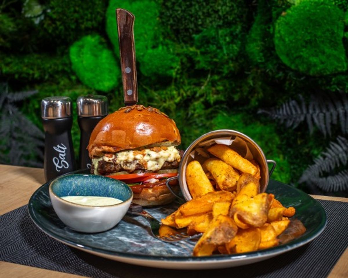 Burger de Vita Black Angus cu Blue Chesse, Cartofi Maloka si Sos de Usturoi 380/180/40g