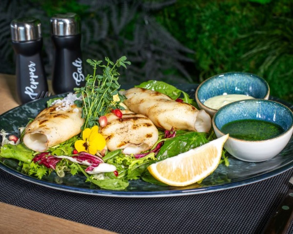 Calamari Grill pe Pat de Salata cu Sos de Usturoi si Sos Pesto 230g