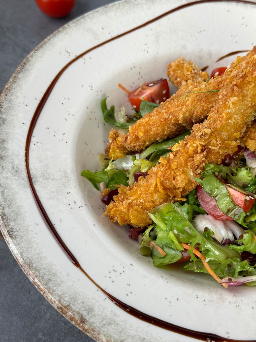Salată cu Crispy de Pui /gratar- opțional ou fiert -
