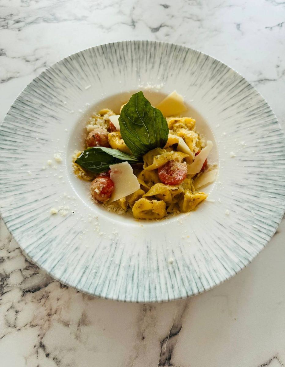 Tortellini cu Carne in Sos de Rosii si Busuioc
