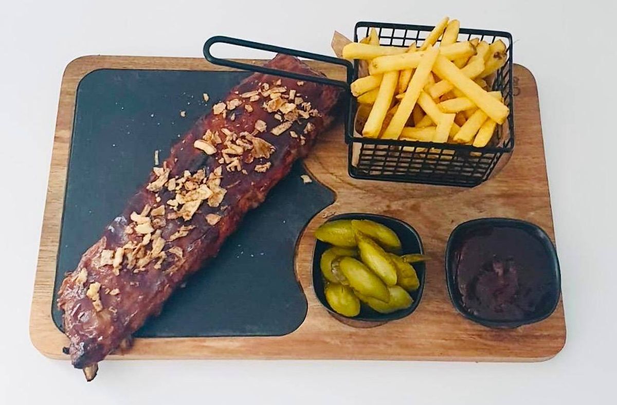 Coaste de Porc cu Cartofi Prajiti si Sos