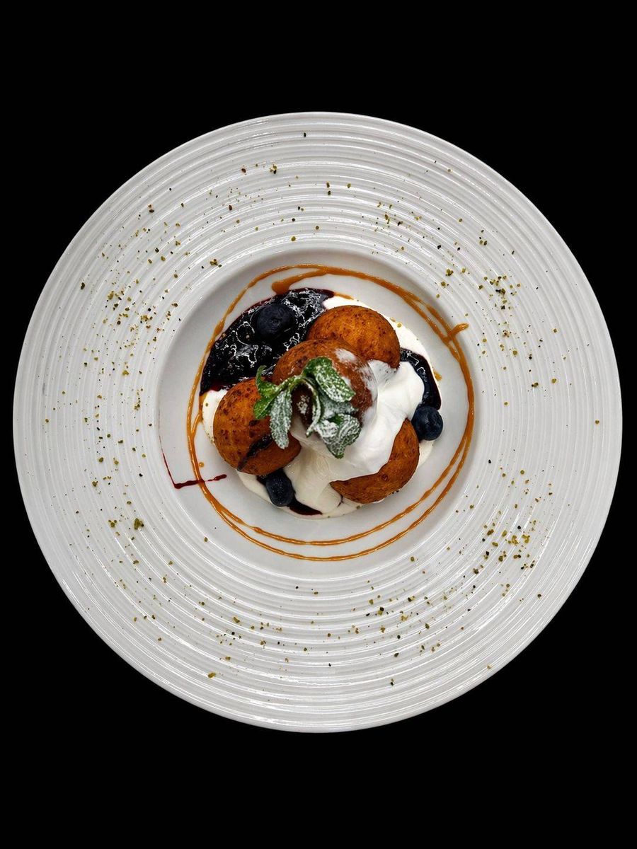 Papanași cu Smântână și Dulceață/Ciocolată