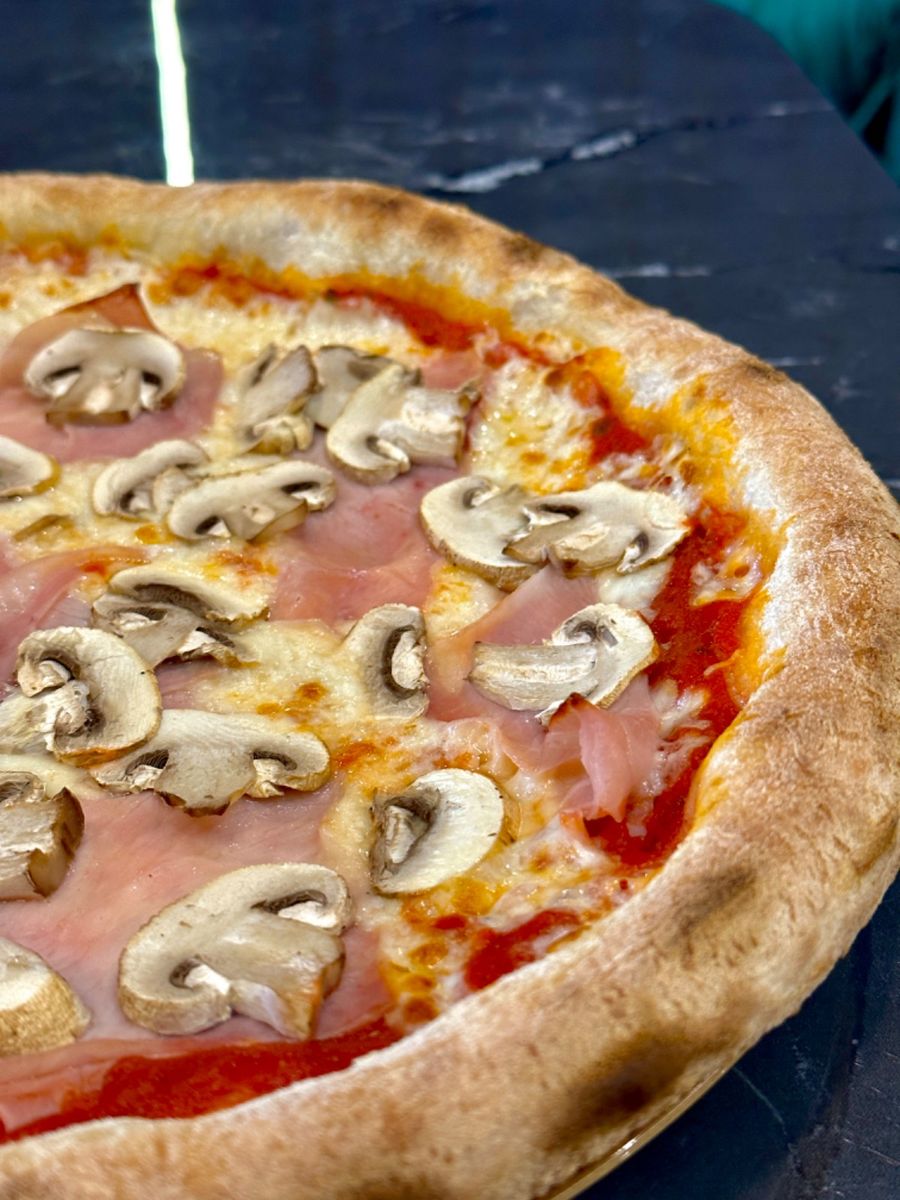 Pizza Prosciutto Funghi