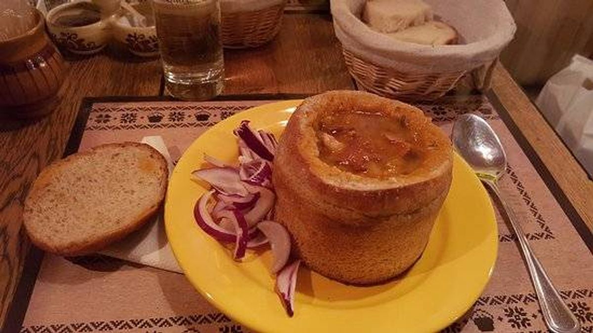 Ciorba de Fasole in Paine cu Salata de Ceapa Rosie