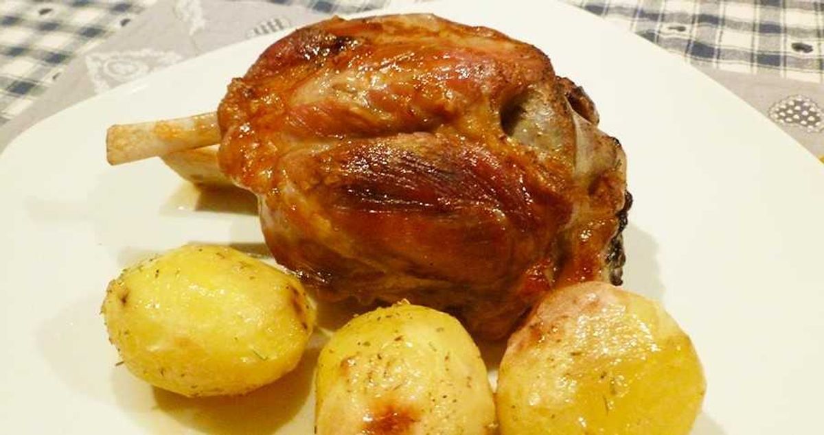 Ciolanel de Porc cu Cartofi Copti, slanina si Sos de Ceapa cu Smantana