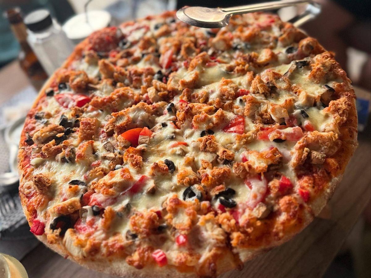 Pizza Crispy Chicken 32 Cm (1-2 Persoane)