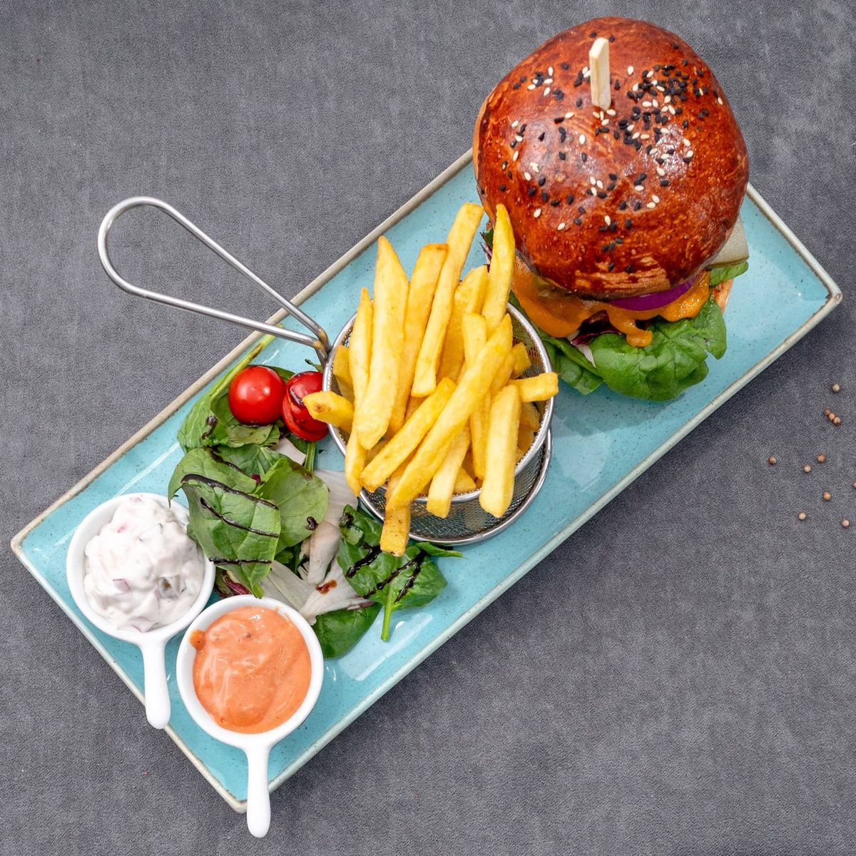 Burger de vită maturată și sos Cheddar