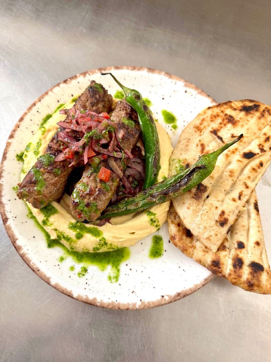 Kebab Facut in Casa, Servit Alaturi de Hummus, Salata de Ceapa cu Sumac si pâine proaspătă