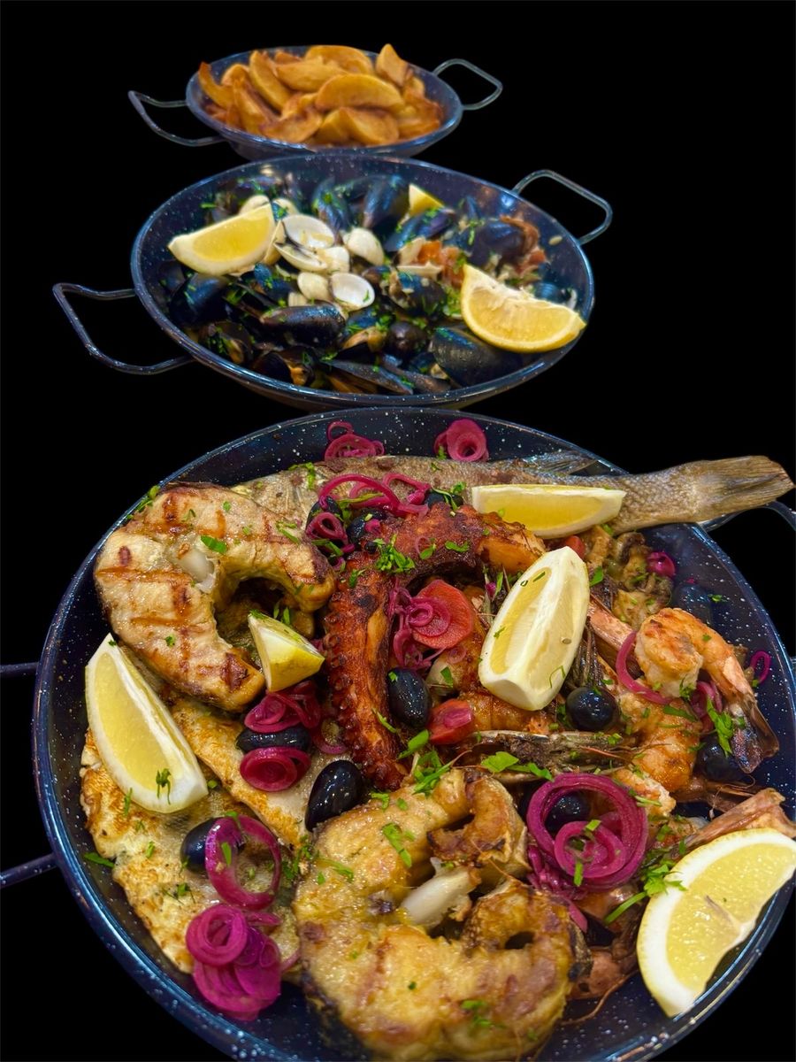 Platou Peste si Fructe de Mare pe plita "Pescarul Calator" (3-4 pers) (2,7kg)