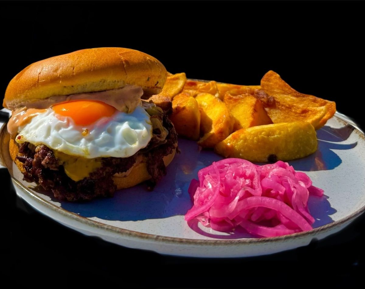 Egg Double Smashed Burger & Cartofi Prăjiți