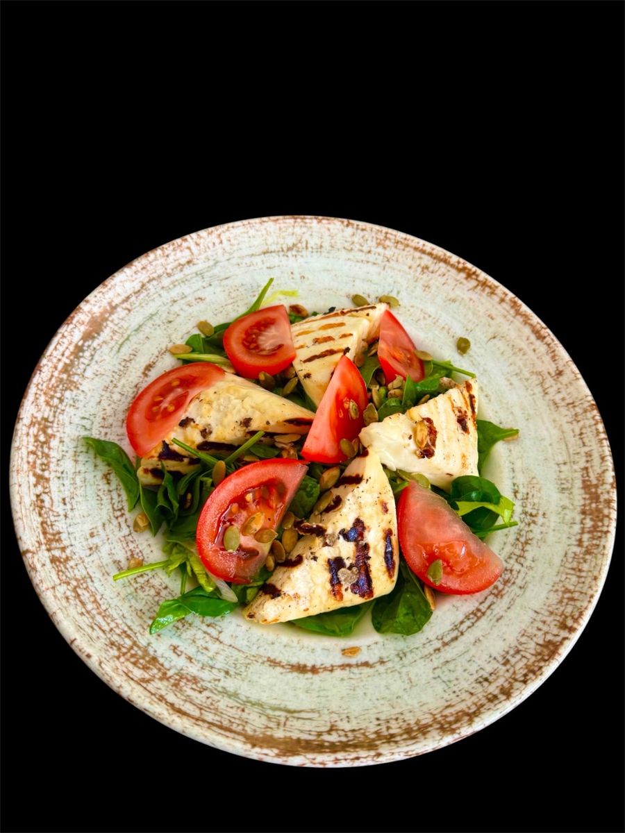 Salata cu Brânză Halloumi la Grătar si Semințe de Dovleac