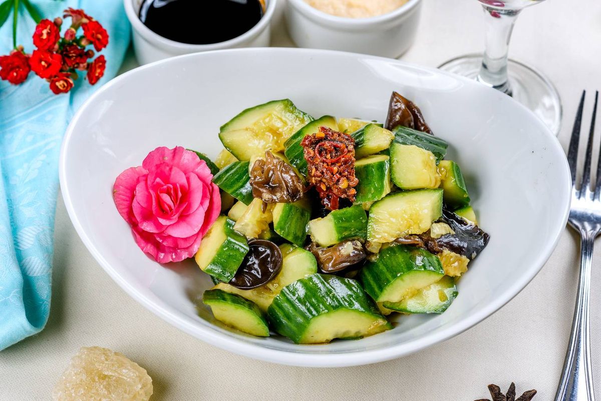 Salată de Castraveți cu Urechi de Lemn