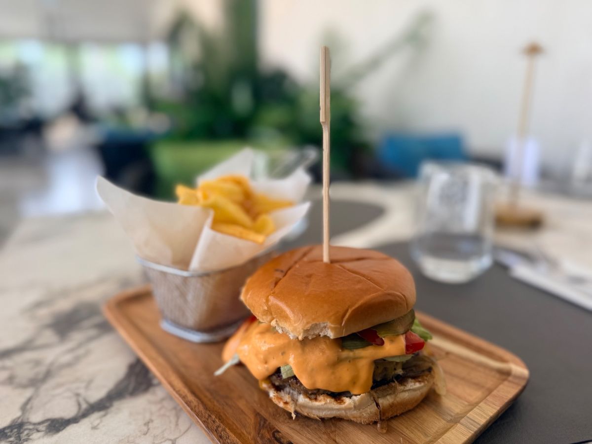Cheeseburger cu Cartofi Prăjiți  