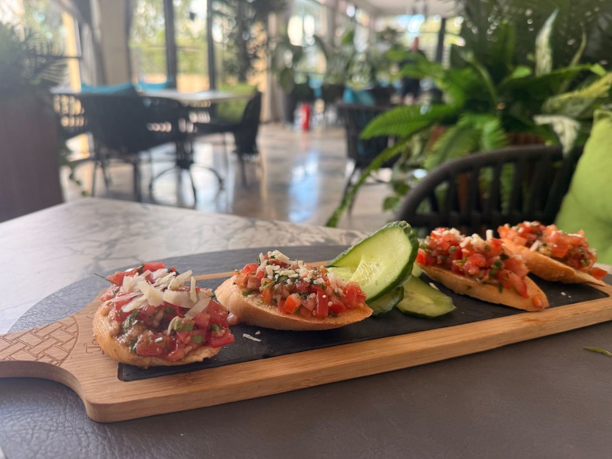 Bruschete mediteraneene cu roșii, parmezan și un strop de  busuioc 