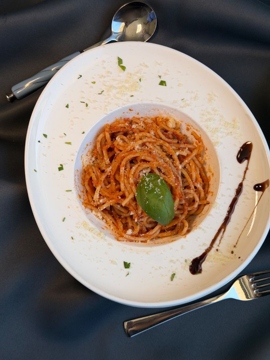 Paste cu Sos Aromat de Roșii, Busuioc și Parmezan