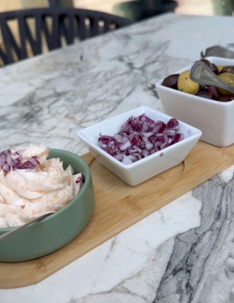 Salată de Icre de Știucă - Deliciu pescăresc servit cu pâine prăjită, ceapă și mix de măsline  